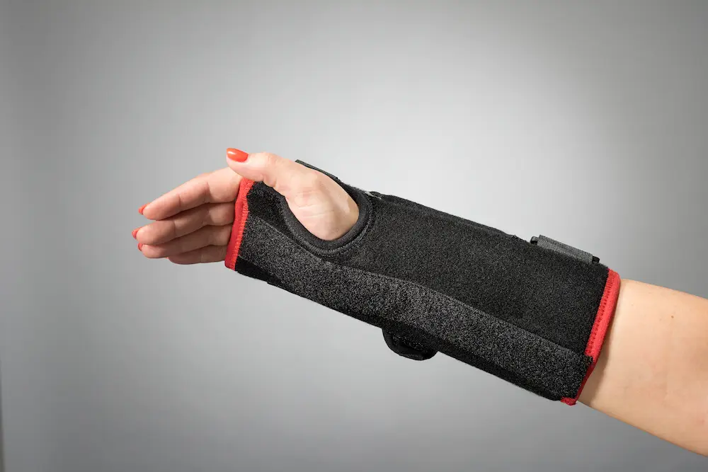 Prodloužená ortéza zápěstí boční pohled stabilizace ruky